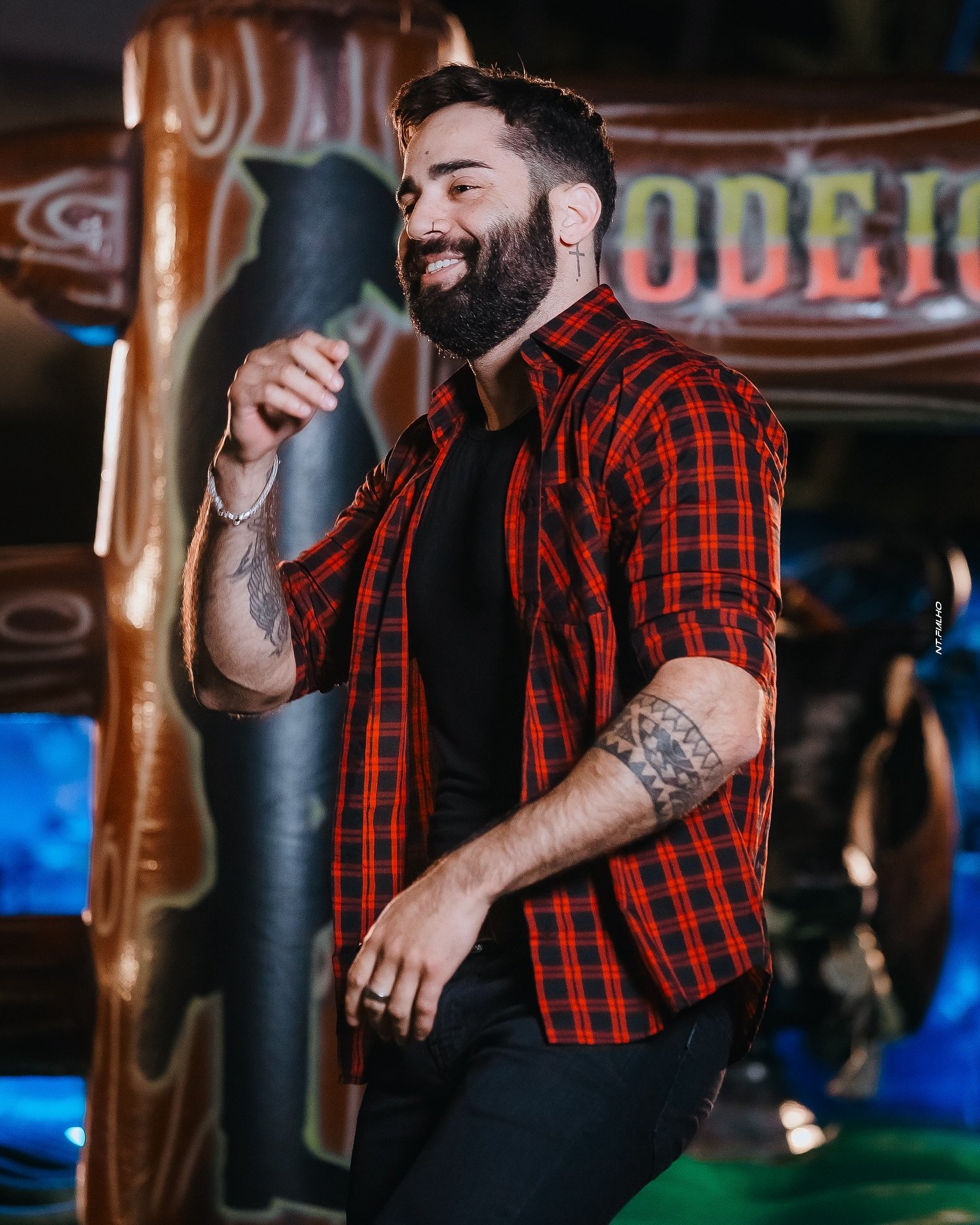 Imagem artística de cantor sertanejo sob luzes de palco